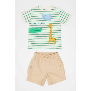 Set de tricou cu decolteu la baza gatului si pantaloni scurti imagine