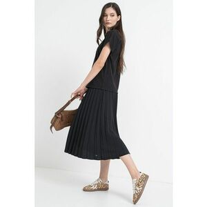 Tricou cu decolteu la baza gatului si logo discret imagine