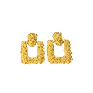 Cercei galbeni - patrati - cu textura incretita - Sixtus C4 - imagine