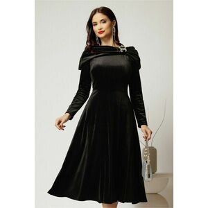 Rochie midi din catifea neagra cu umeri lasati si brosa imagine