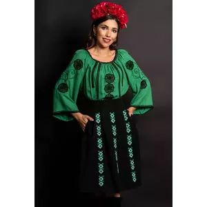 Fusta traditionala neagra in clos cu broderie verde si motivul rombului imagine