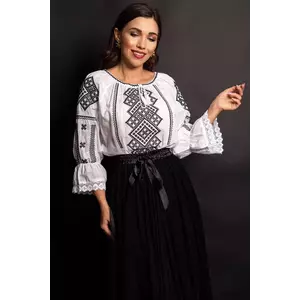 Ie transilvaneana cu simbolul traditional al rombului imagine