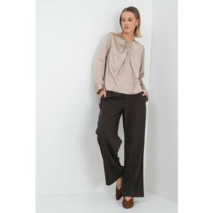 Bluza cu decolteu la baza gatului si pliuri - Maro nisip imagine