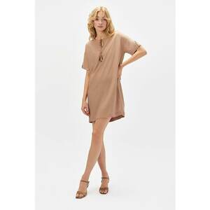 Rochie mini cu croiala dreapta si slit in V - Maro nisip imagine