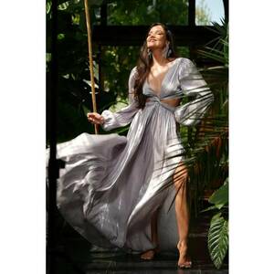 Rochie maxi cu slit pe picior si decolteu adanc - Gti imagine