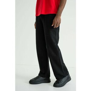 Pantaloni de trening cu croiala relaxed-fit si buzunare pe partea din spate - Negru imagine