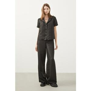Pantaloni cu croiala ampla si model in dungi - Negru imagine