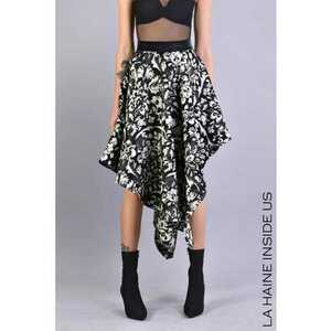 Fusta asimetrica realizata dintr-un material texturat cu imprimeu floral - Negru imagine