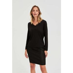 Bluza neagra cu decolteu din dantela imagine