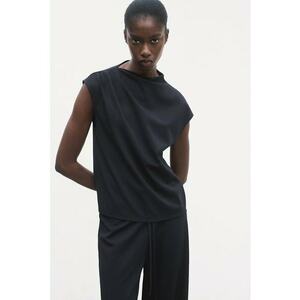 Tricou lejer cu decolteu la baza gatului - Negru imagine