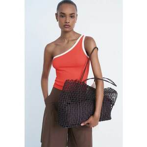Top slim fit cu decolteu pe un umar - Alb/Coral imagine
