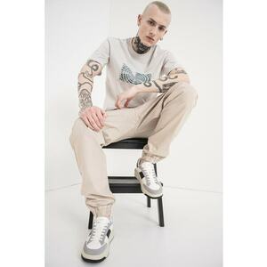 Tricou cu decolteu la baza gatului si model grafic - Gri deschis/Verde englez imagine