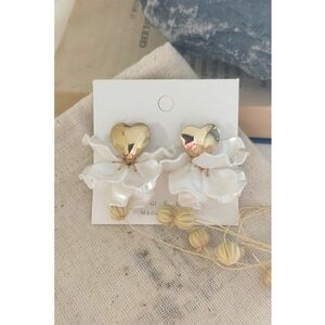 Cercei cu model in forma de floare - Auriu/Alb optic imagine