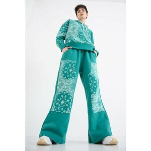 Pantaloni de trening cu croiala ampla si model Shooting Stars - Alb/Verde imagine