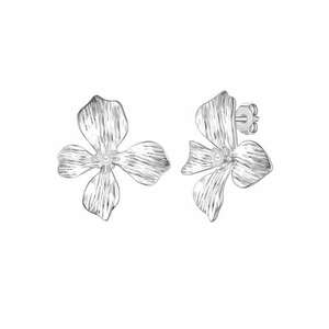 Cercei cu tija - in forma de floare - decorati cu perle sintetice - Argintiu imagine