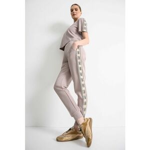 Pantaloni de trening cu croiala conica si segmente laterale cu logo - Roz prafuit imagine