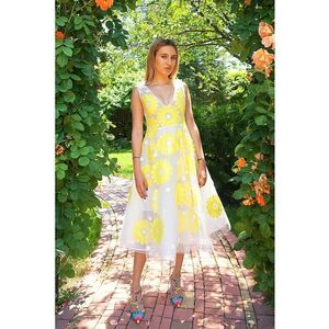 Rochie evazata cu broderie florala - Alb/Galben imagine